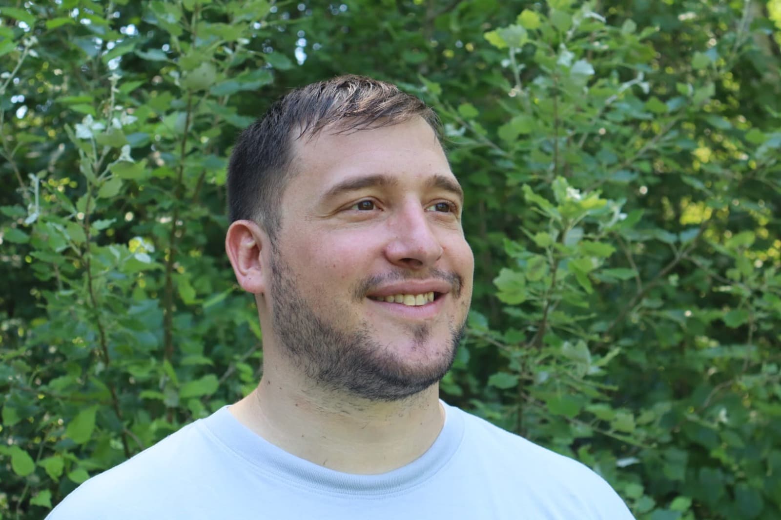 Portrait de Yoann Pageot, moniteur éducateur et accompagnant en bien-être émotionnel.